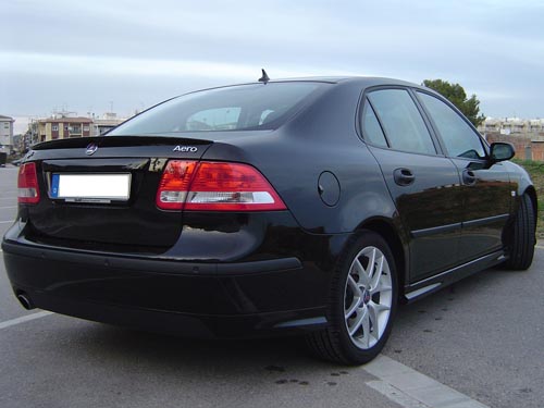 Der Saab 9-3 seitlich von hinten gesehen. 