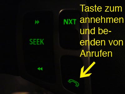 Telefontaste am Lenkrad zum annehmen und beenden von Anrufen. 