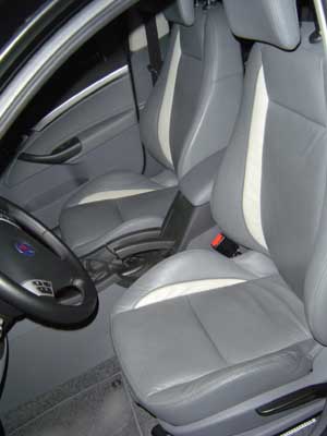 Vollederausstattung im Saab 9-3 vorne … Vollederausstattung im Saab 9-3 vorne …