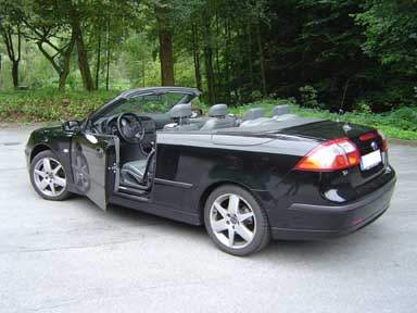 Saab 9-3 Cabrio offen — Ansicht von links hinten. 