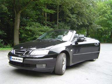 Saab 9-3 Cabrio offen — Ansicht von links vorne. 