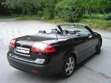 Saab 9-3 Cabrio offen - Ansicht von rechts hinten. 