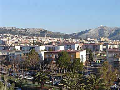 Leicht verschneite Landschaft bei Barcelona. 