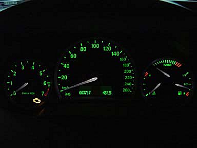 Tachometer mit weissen Nadeln. Tachometer mit weissen Nadeln.