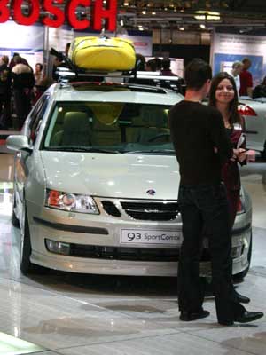 Von vorne sieht der 9-3 Sportkombi wie die Limousine aus … Von vorne sieht der 9-3 Sportkombi wie die Limousine aus …