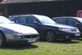 Seitenansicht auf den Maserati 4200 GT und den Saab 9-5 Kombi. 