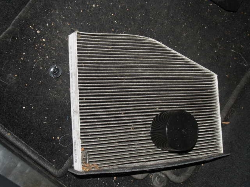 Der ausgebaute Pollenfilter bevor ich ihn gereinigt habe. Die schwarze Kappe gehört zur Spraydose. Der ausgebaute Pollenfilter bevor ich ihn gereinigt habe. Die schwarze Kappe gehört zur Spraydose.