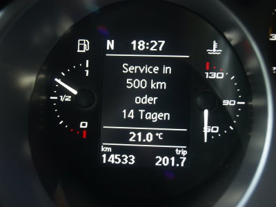 Das Multifunktionsdisplay weißt dezent auf die anstehende Inspektion hin. Das Multifunktionsdisplay weißt dezent auf die anstehende Inspektion hin.