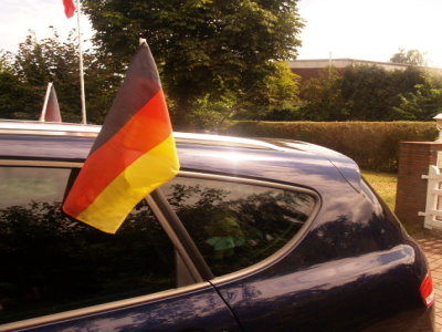 Flagge(n) zeigen für Deutschland. Flagge(n) zeigen für Deutschland.