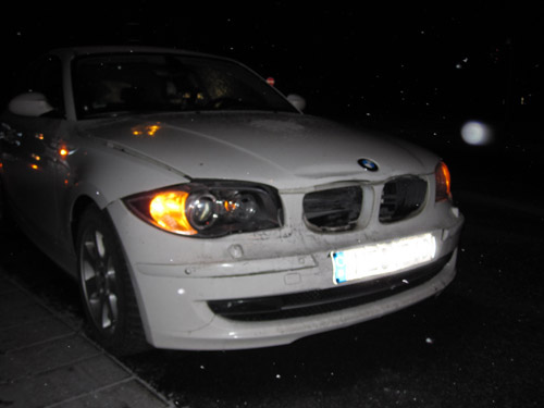 Die Front des 1er BMW hat ordentlich einstecken müssen, wie dieses Bild eindrucksvoll zeigt. Beschädigte Front am 1er BMW.