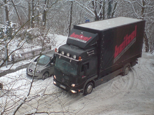 Diese nicht geräumte Nebenstraße wird im Dezember einigen Pkw und Lkw zum Verhängnis. Lkw im Schnee.