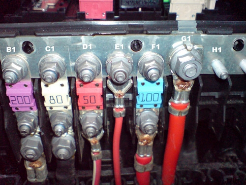 Die Sicherungen befinden sich in Seitenlage am Sicherungskasten im Motorraum Fahrerseite. Sicherungen Motorraum Seitenlage.