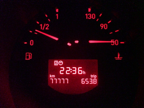 Angezeigt wird die Fahrzeit, die nach Einschalten der Zündung vergangen ist.
Der maximale Anzeigewert in beiden Speichern ist 99 Stunden und 59 Minuten. Wird dieser Wert überschritten, wird der jeweilige Speicher gelöscht. Fahrzeit.