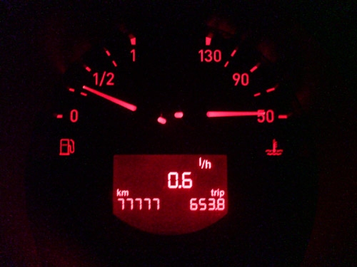 Bei einem fahrenden Fahrzeug wird der momentane Verbrauch in l/km anzeigt, bei einem stehenden Fahrzeug mit laufendem Motor in l/h (Liter/Stunde). Mit Hilfe dieser Anzeige lässt sich der Einfluss des Fahrverhaltens auf den Verbrauch sehr gut nachvollziehen. Momentanverbrauch.
