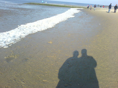 Schnee auf dem Sandstrand. 