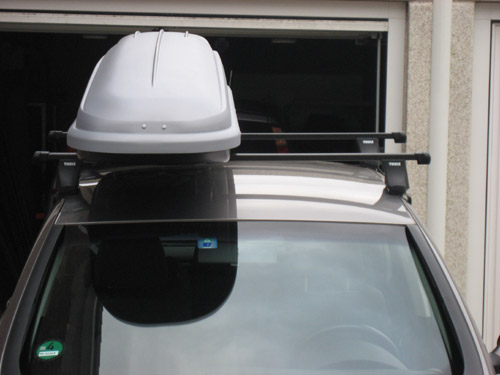 Die Dachbox muss parallel zur Fahrtrichtung montiert werden. Dachbox von vorne.