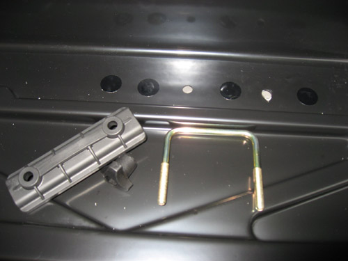 Der U-Bügel wird von unten durch die Dachbox gesteckt und nach Auflegen des Gegenstücks von oben mit den Rändelmuttern handfest angezogen. Dachbox Befestigungsmaterial.