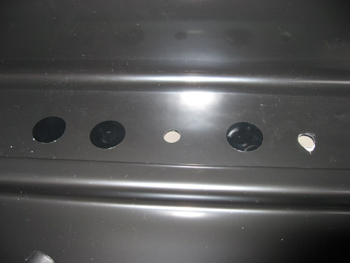 Mit den im Boden der Dachbox vorgebohrten Löchern kann auf jedem Fahrzeug eine geeignete Position für die Dachbox gefunden werden. Löcher zur Befestigung.