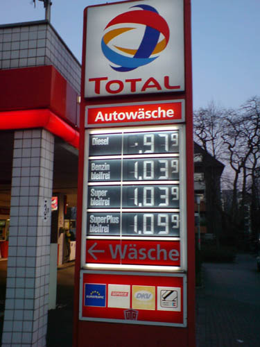 Ein Liter diesel kostet keinen ganzen Euro mehr Ende Dezember 2008. Preistafel einer Total Tankstelle in Essen, diesel 0,979EUR je Liter.