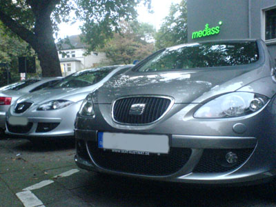 Zwei Seat Altea von vorne nach erfolgreichem Kampf um einen Parkplatz. Zwei Seat Altea von vorne.