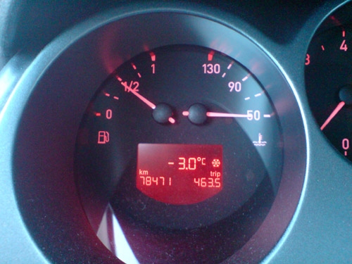Nachttemperaturen bis minus neun Grad sorgen für eine lange Kaltlaufphase des Motors und des Fahrers. Temperaturanzeige Bordcomputer.