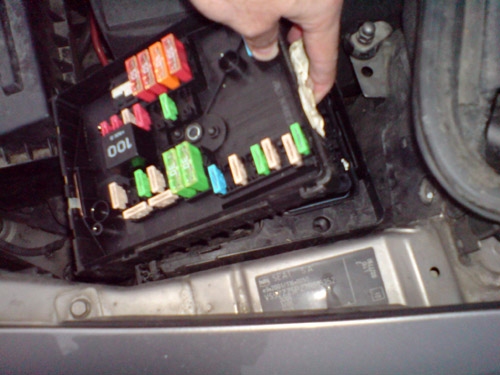Im Rahmen der Suche nach der Sicherung für die elektrische Zusatzheizung wurde auch der Sicherungsträger im Motorraum demontiert. Demontage des Sicherungsträgers.