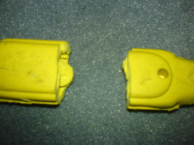Gerissener Gummispanner der Spannkette an der Rud Compact Schneekette mit Y-Spur. Gerissener Gummispanner der Spannkette an der Rud Compact Schneekette.