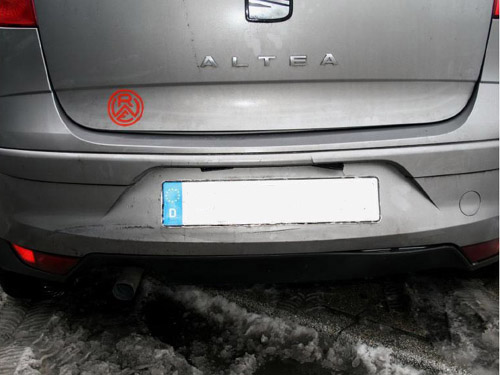 Der Heckstoßfänger ist leicht gerissen und steht unter Spannung. Beschädigter Heckstoßfänger.