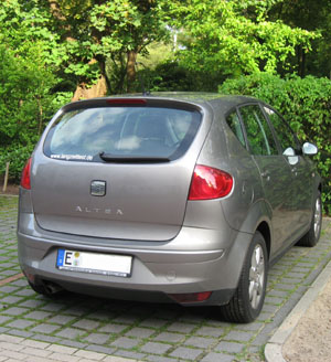 Heckansicht des Altea mit Langzeittest-Aufkleber. Heckansicht des Altea mit Langzeittest-Aufkleber.