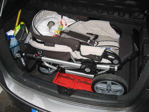 Der Kinderwagen ist drin und das Abteil ist voll. Die erste größere Tour wird Mut zur Improvisation bei der Beladung verlangen. Hartan RS One im Kofferraum.