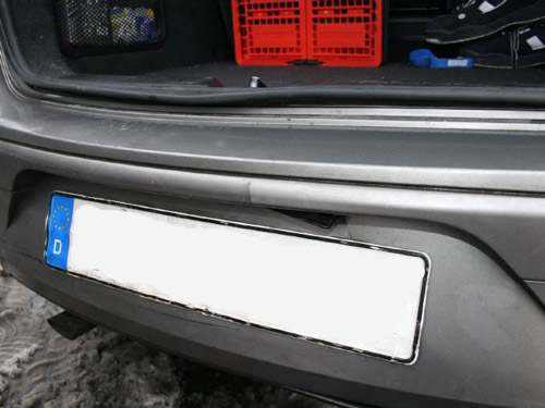 Beschädigter Heckstoßfänger bei geöffnetem Kofferraum. Beschädigter Heckstoßfänger bei geöffneten Kofferraum.