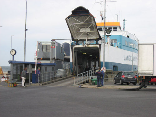 Fähre im Hafen. 