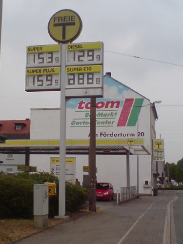 Ganze 24 Cent liegen mangels E10 Angebot zwischen Diesel und Super E5. Preistafel Freie Tankstelle.