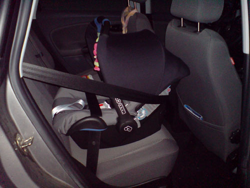 Maxi Cosi im Seat Altea hinten rechts. 