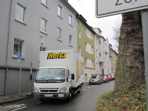 Miet-LKW mit Hebebühne vor Auszugshaus. 