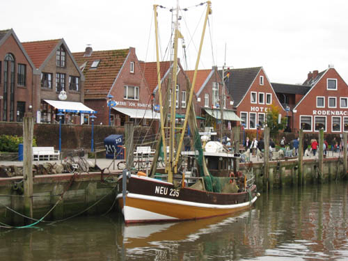 Der außen liegende Sielhafen von Neuharlingersiel ist bei Ebbe und Flut schiffbar. Von hier starten die Fähren nach Spiekeroog. Sielhafen Neuharlinersiel.