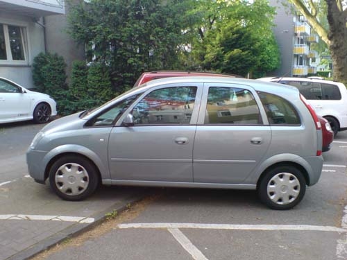 Der Probefahrt mit dem Opel Meriva folgt die Unterschrift unter dem Kaufvertrag. Der Opel Meriva wird Nachfolger des Hyundai Atos.