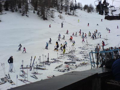 Pinguin auf Ski mit 30 Zwergen im Schlepp. 