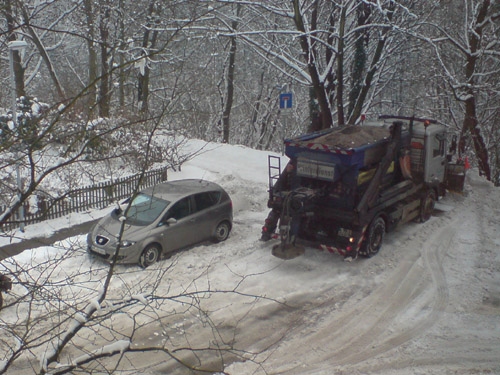Kurze Zeit später wird die Nebenstraße doch noch geräumt. Winterdienst.