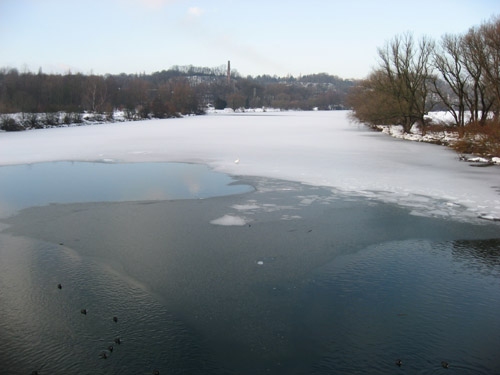Die zugefrorene Ruhr im Pott Ende Dezember. Ruhr im Winter.