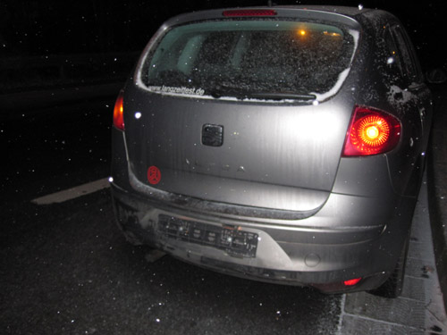 Nach dem Unfall fehlt dem Altea hinten das Nummernschild und Kratzer sind auf der Stoßstange zu sehen. Heck des Seat Altea ohne Kennzeichen nach Unfall.