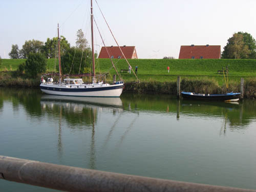 Bei Sonne, angenehmen Temperaturen und Windstille genießen wir das Familienleben in einem Cafe am Sielhafen von Hooksiel. Sielhafen von Hooksiel.