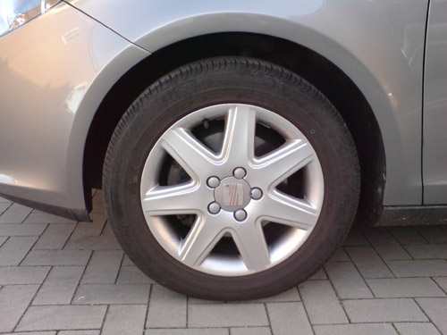 Die Sommerreifen haben auch im sechsten Jahr noch 6 mm Profil. Leichtmetallrad mit Sommerreifen.