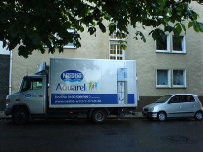 Klein aber oho — auch in den kurzen Aufbau des 7,5t MB Vario 815D, ein Modell dass auf die 60er zurück geht, passt irre viel rein. Zum Glück! MB Vario 815D mit kleinem Kofferaufbau und Hebebühne vor einer Station an der die Zelte abgebrochen werden.