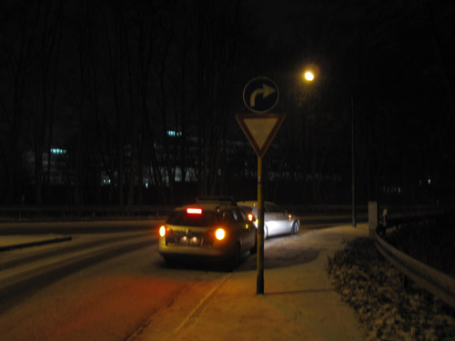 Die Polizei steht in dem Rechtsabbieger mit Verkehrsinsel und Vorfahrt-Achten-Schild in dem es passiert ist. Rechtsabbieger mit Verkehrsinsel und Vorfahrt-Achten-Schild.