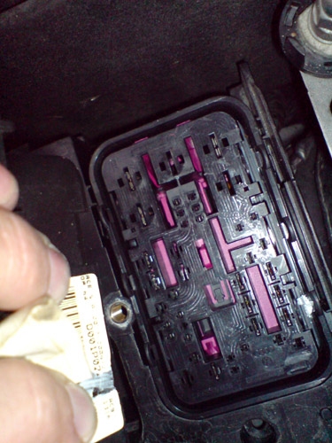Die Sicherungsbox im Motorraum ist über eine abenteuerlich gestaltete Mehrfachsteckverbindung gekoppelt. Anschluss der Sicherungsplatte.