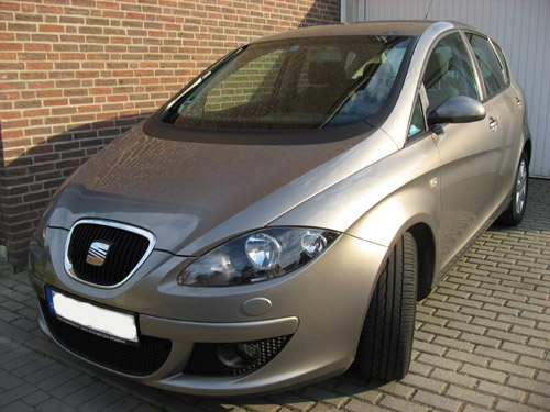 Verkaufe meistbietend einen grauen Seat Altea Stylance TDI DPF mit Navigationssystem und Winterpaket. Eröffnungsbild Autoverkauf online.