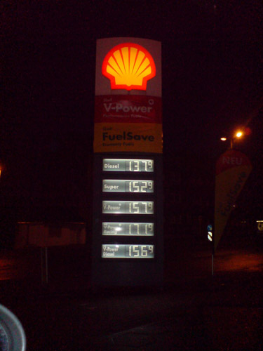 Preistafel an der Tankstelle. 