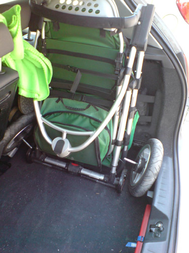 Zerlegter Kinderwagen im Kofferraum. 