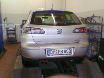 Seat Ibiza auf der Hebebühne beim Gutachter. 